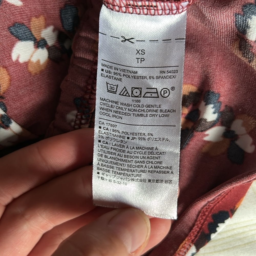 Banana Republic beautiful in great condition blouse, lip hook is missing - Picture 7 of 7